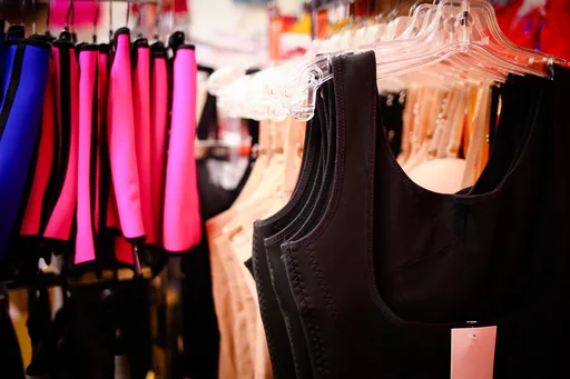 L&W LINGERIE logo